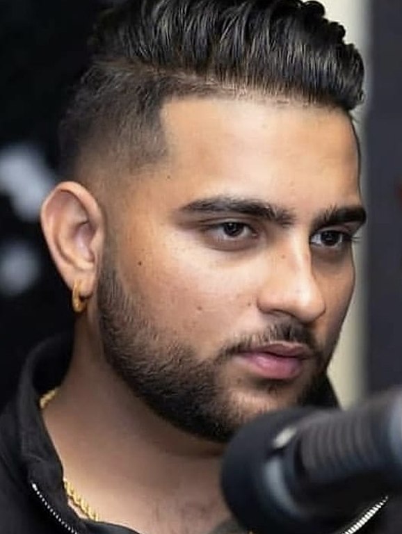 Picture of Karan Aujla in front of a microphone