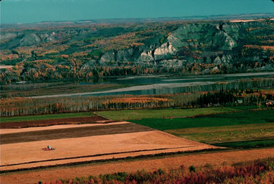 Champs de ferme des basses-terres de la rivi