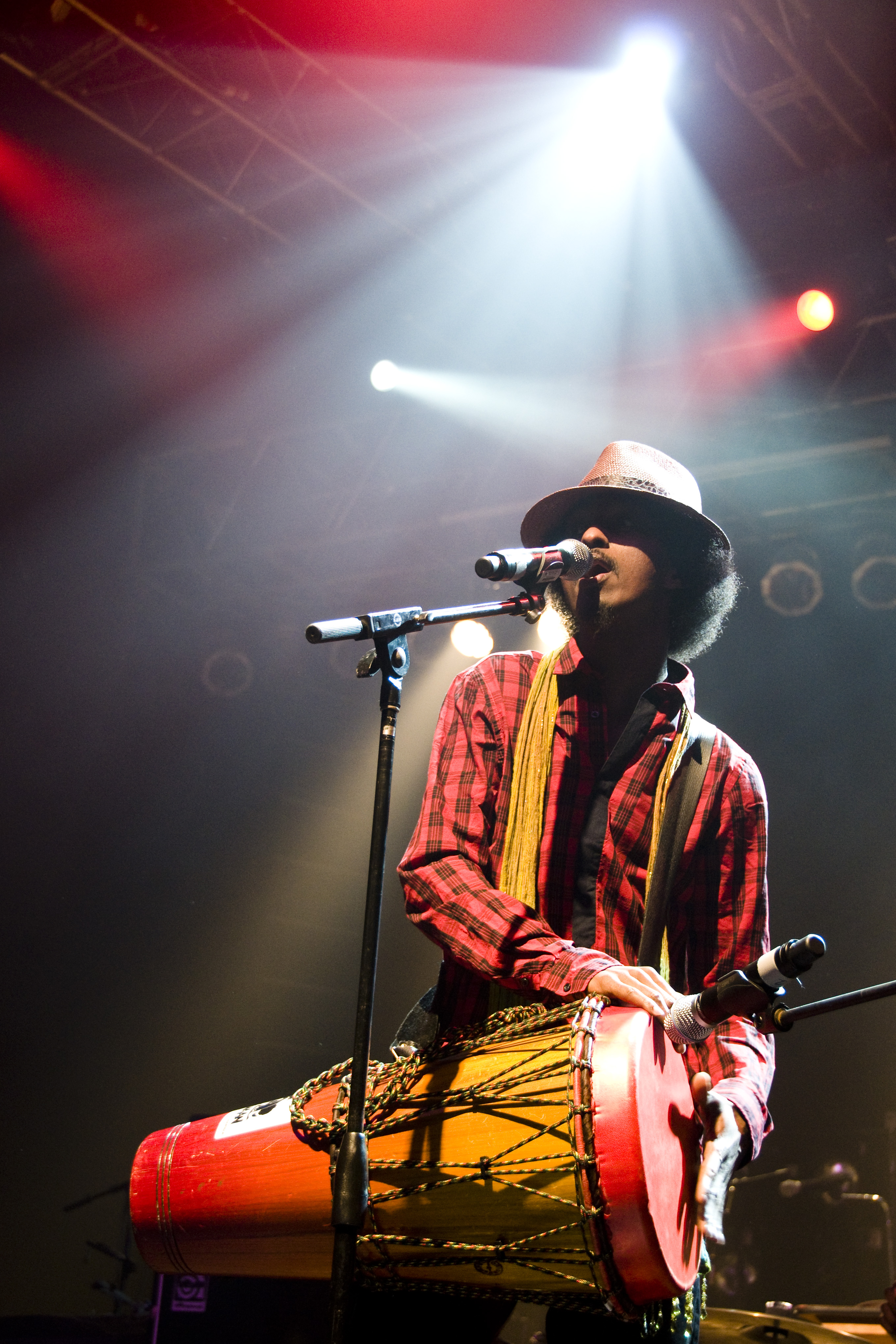 K'naan chante au SXSW à Austin, en 2009.