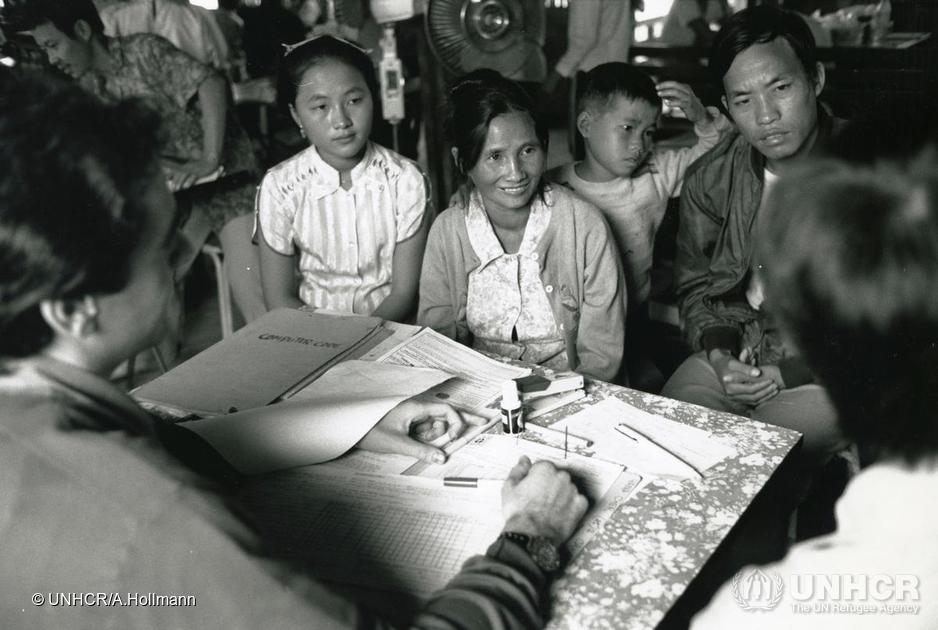 Des réfugiés laotiens reçoivent de l'information à propos de leur réinstallation, camp de Chiang Kham, Thaïlande, 1988