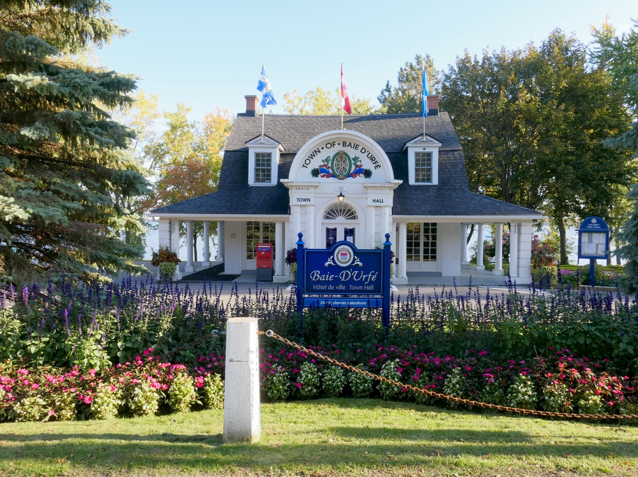 White building with a sign reading “Baie-D'Urfé.”